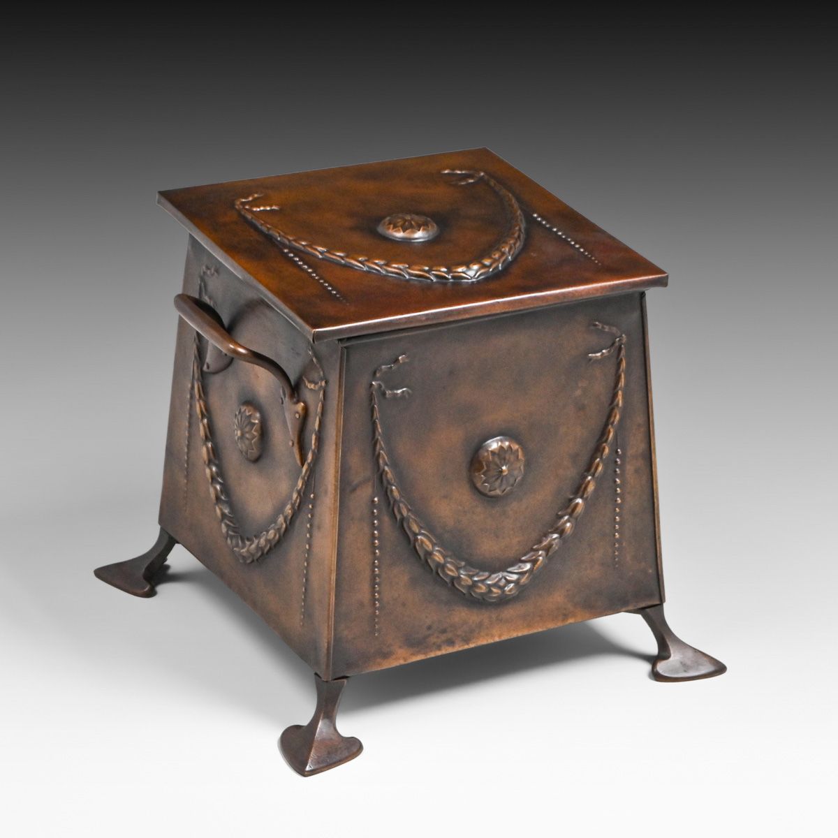 English Arts & Crafts Hammered Copper Coal Scuttle c1900