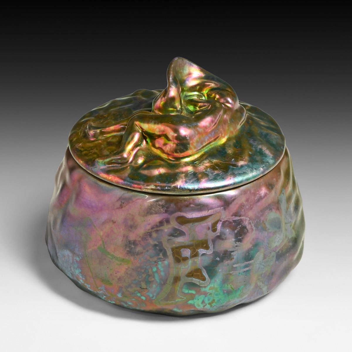 Ernst Wahliss Austrian Art Nouveau Turn-Teplitz Iridescent Covered Box c1905